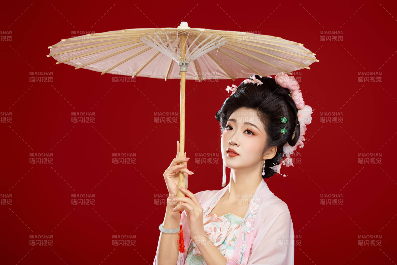 紅色背景下穿著中國古代唐朝服飾的美女