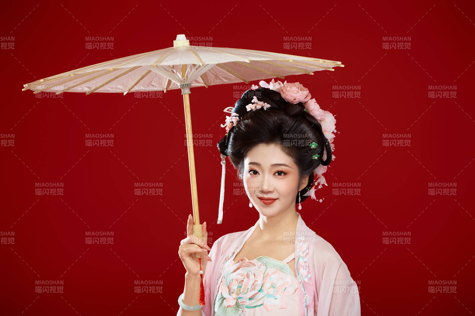 紅色背景下穿著中國古代唐朝服飾的美女