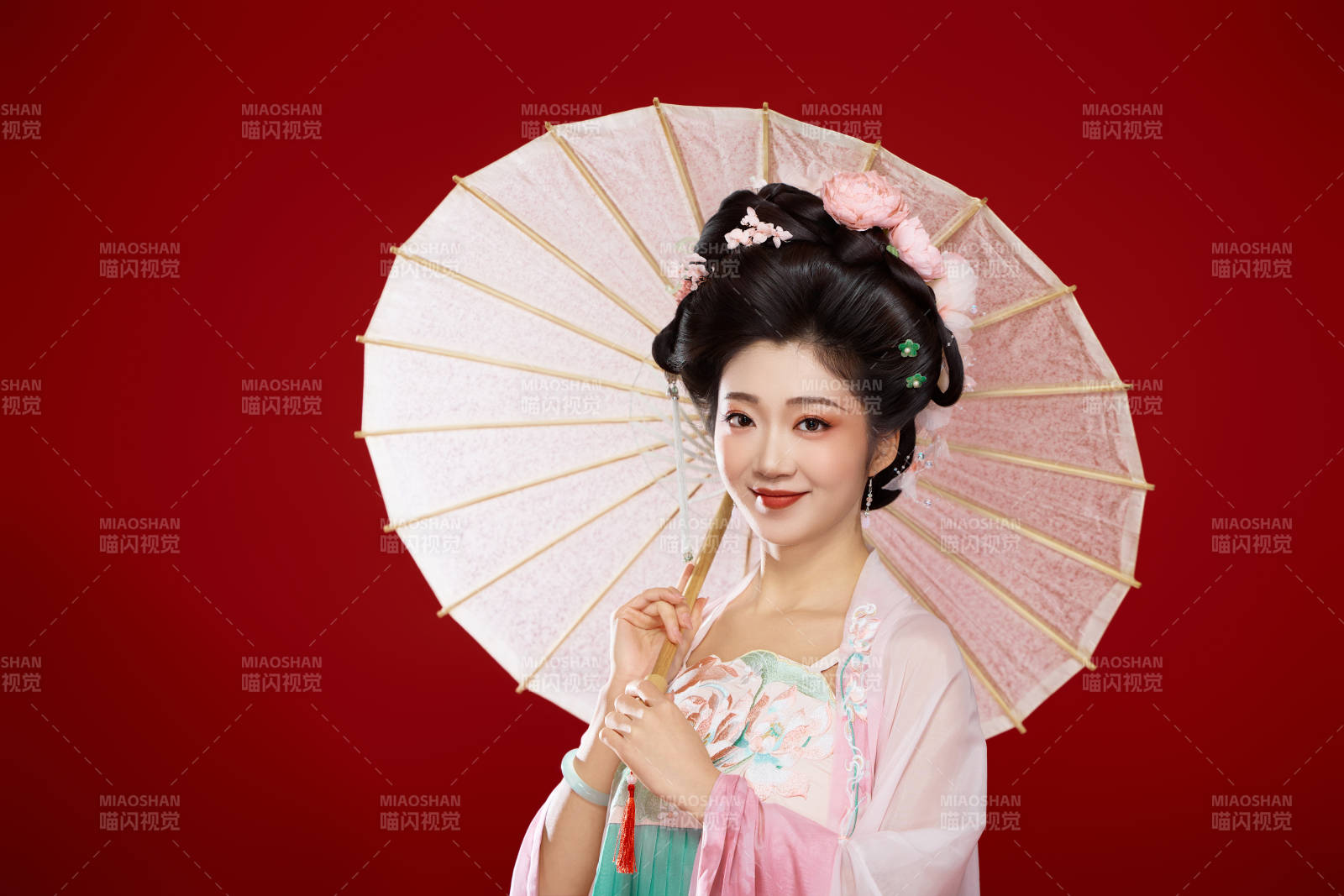 紅色背景下穿著中國古代唐朝服飾的美女