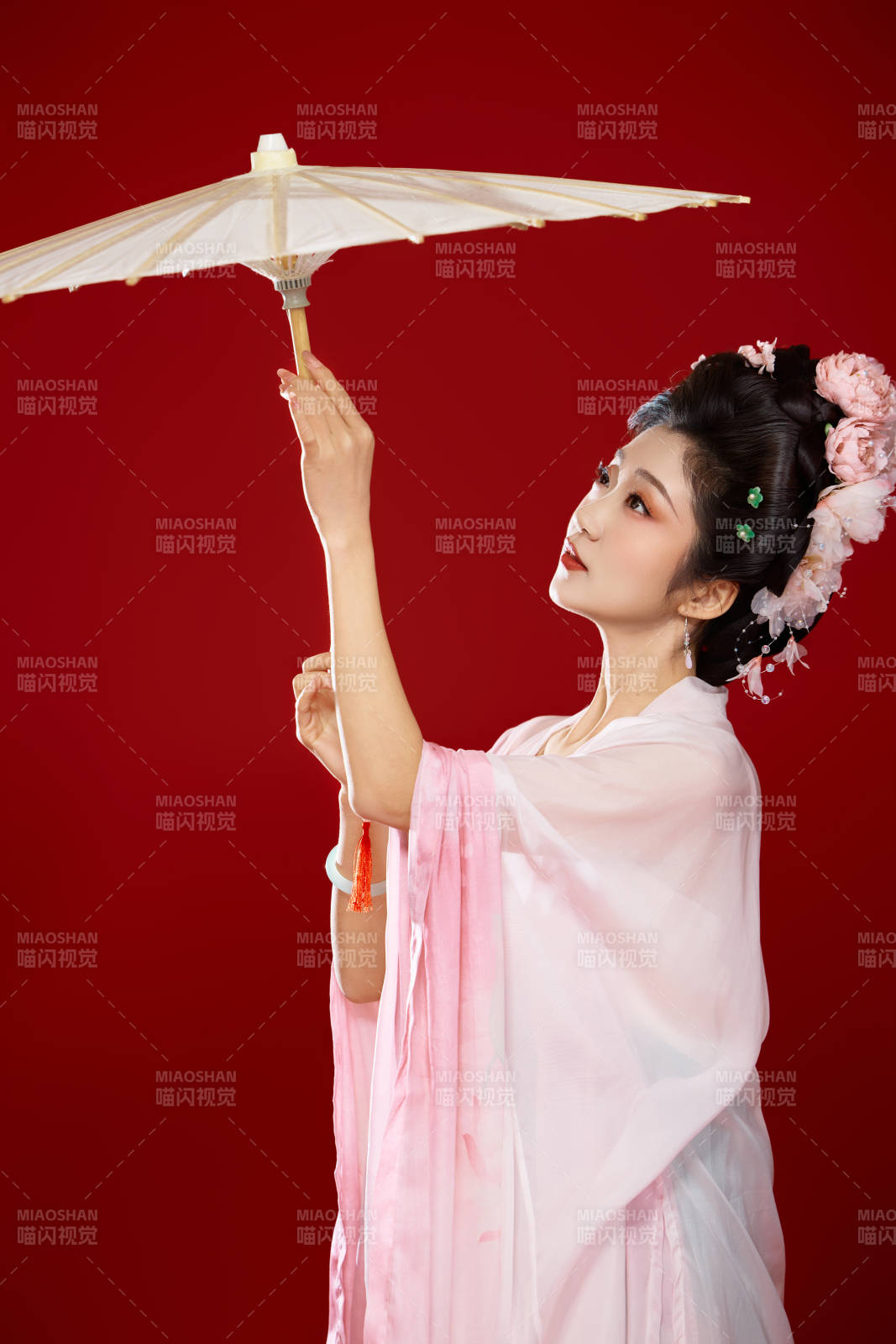 红色背景下穿着中国古代唐朝服饰的美女