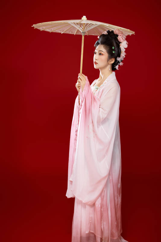 红色背景下穿着中国古代唐朝服饰的美女