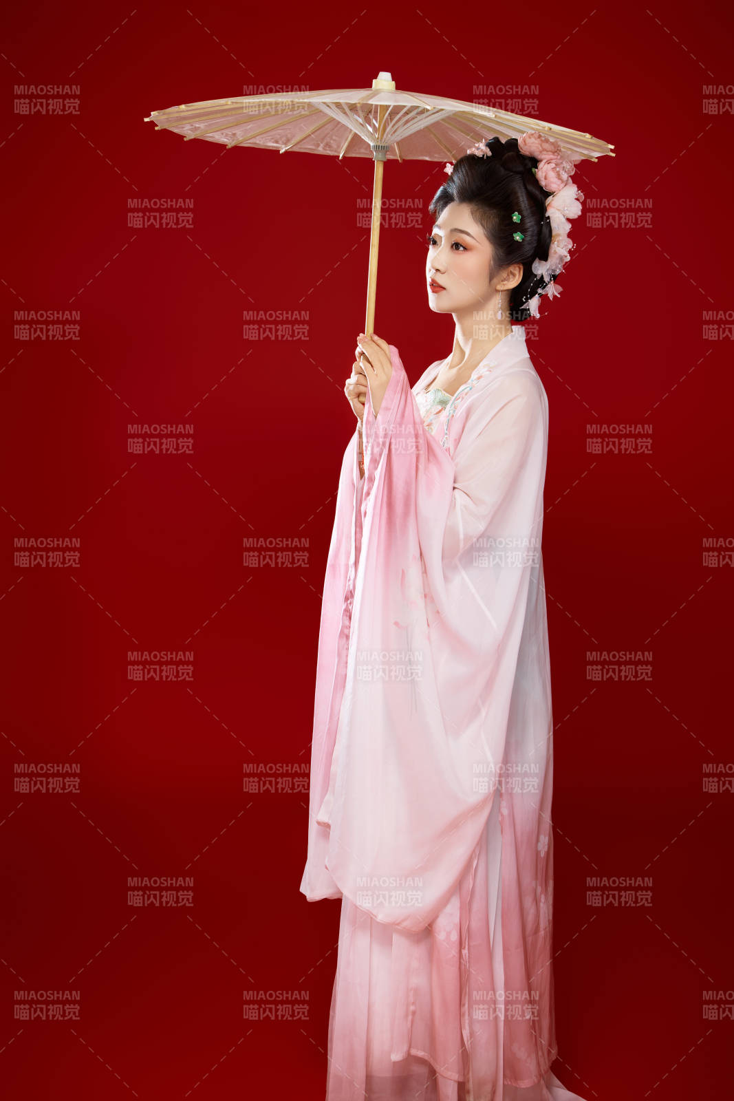 红色背景下穿着中国古代唐朝服饰的美女