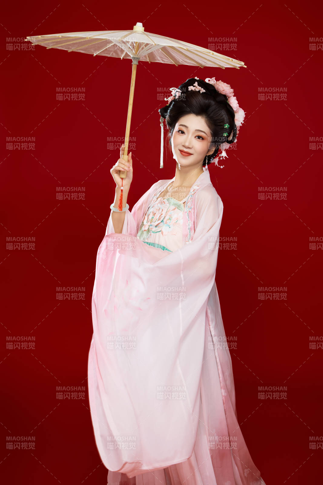 红色背景下穿着中国古代唐朝服饰的美女