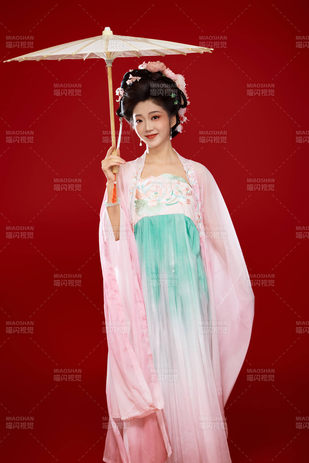 紅色背景下穿著中國古代唐朝服飾的美女