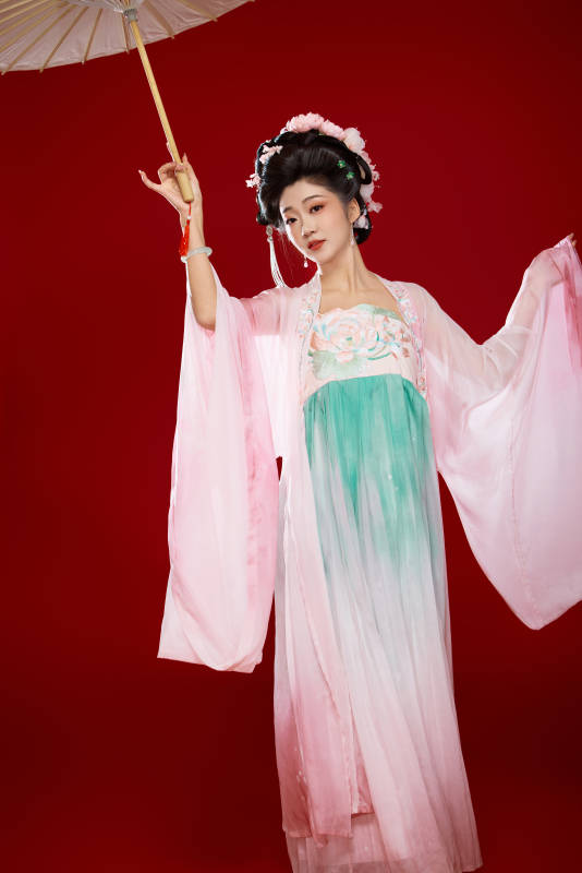 红色背景下穿着中国古代唐朝服饰的美女