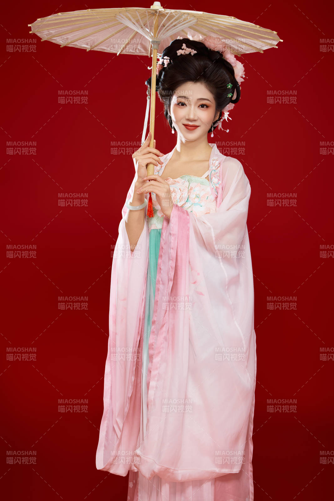 红色背景下穿着中国古代唐朝服饰的美女