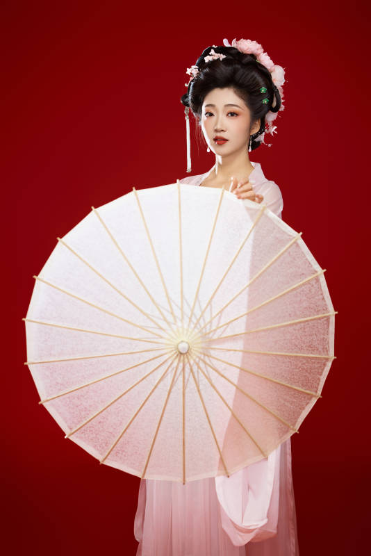 红色背景下穿着中国古代唐朝服饰的美女