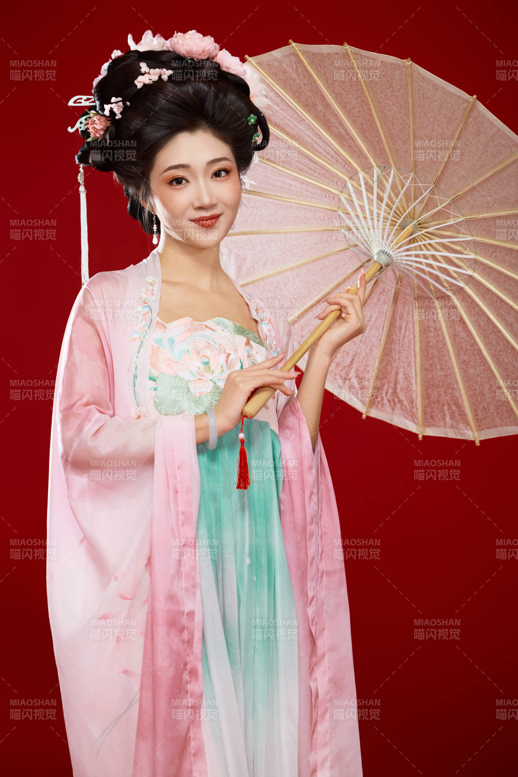 紅色背景下穿著中國古代唐朝服飾的美女