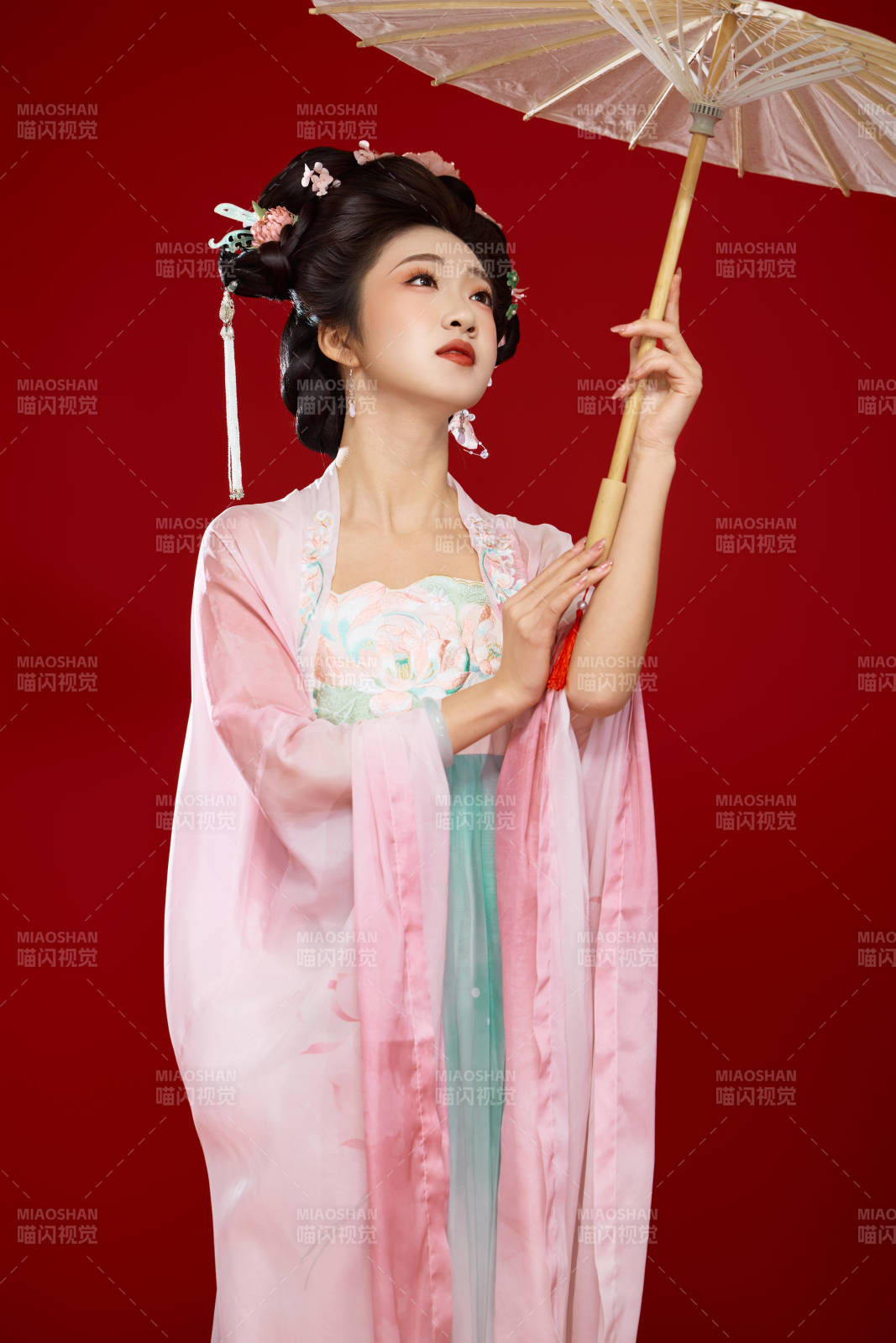 紅色背景下穿著中國古代唐朝服飾的美女