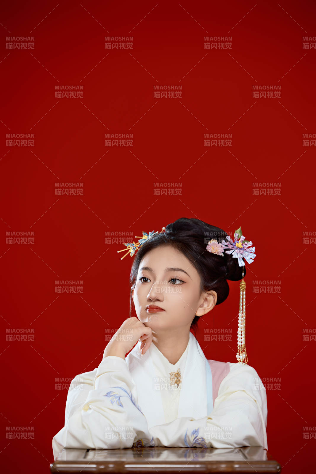 红色背景下穿着中国明朝明制汉服服饰的少女