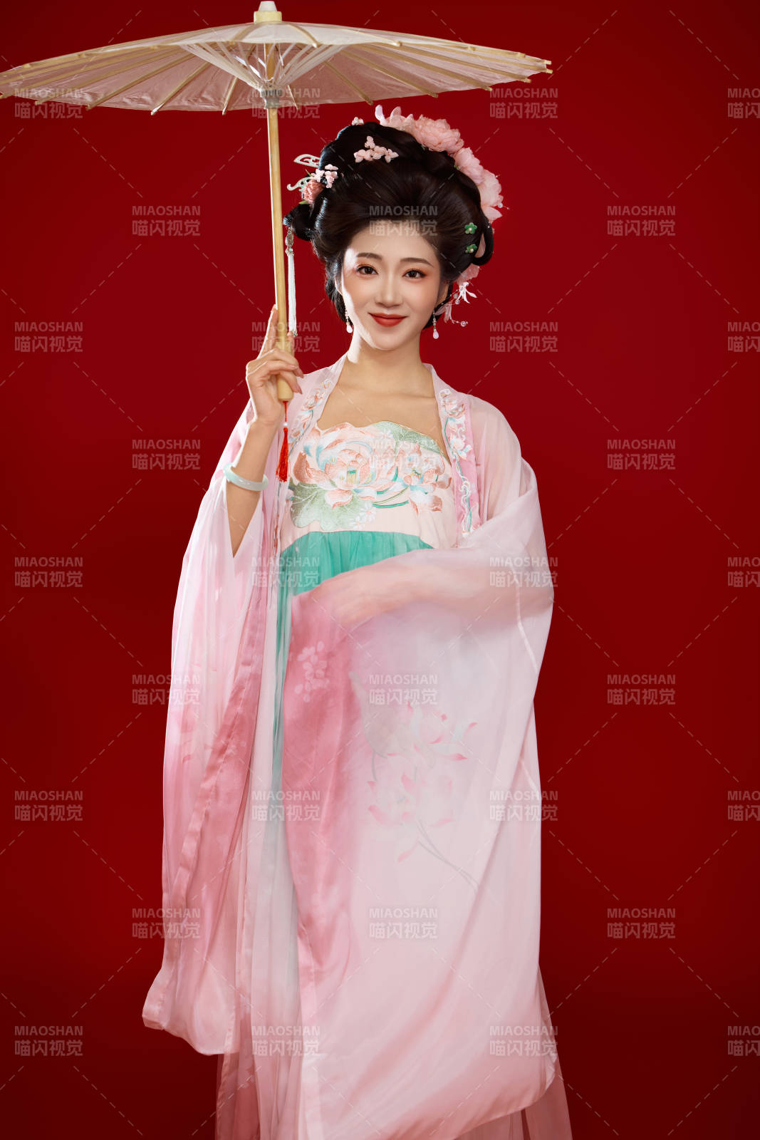 红色背景下穿着中国古代唐朝服饰的美女