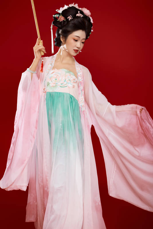 红色背景下穿着中国古代唐朝服饰的美女