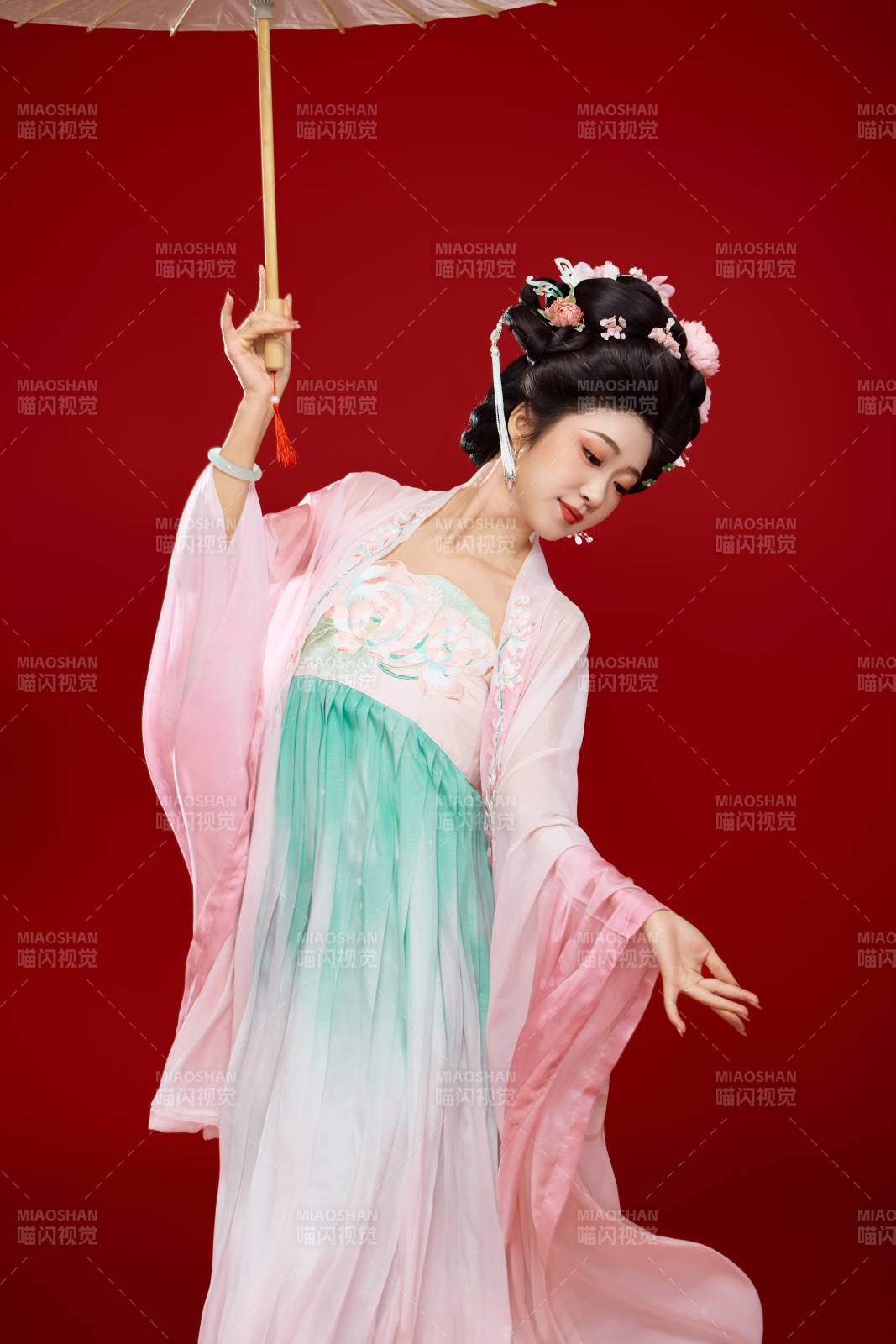 紅色背景下穿著中國古代唐朝服飾的美女