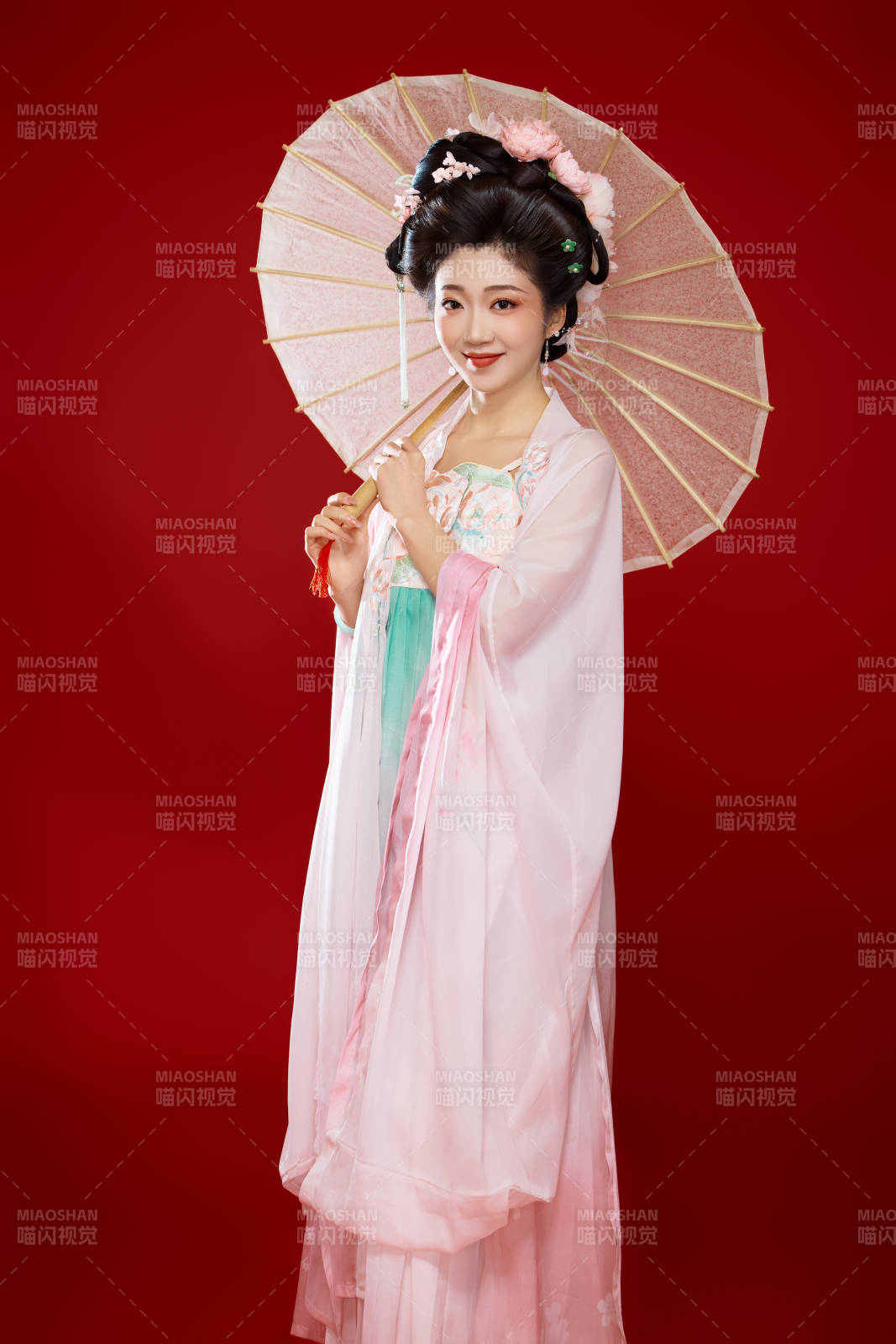 紅色背景下穿著中國(guó)古代唐朝服飾的美女