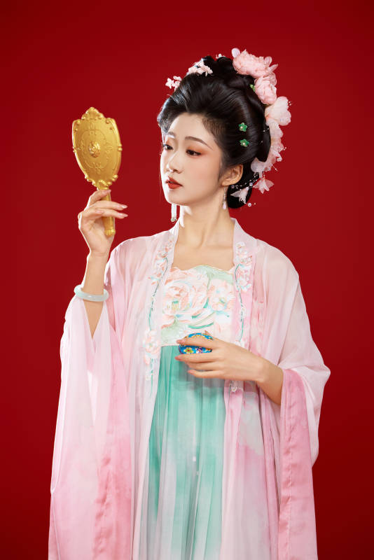 红色背景下穿着中国古代唐朝服饰的美女