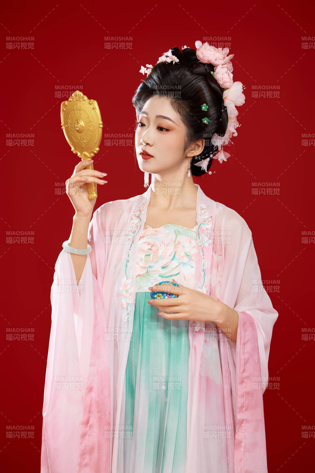红色背景下穿着中国古代唐朝服饰的美女