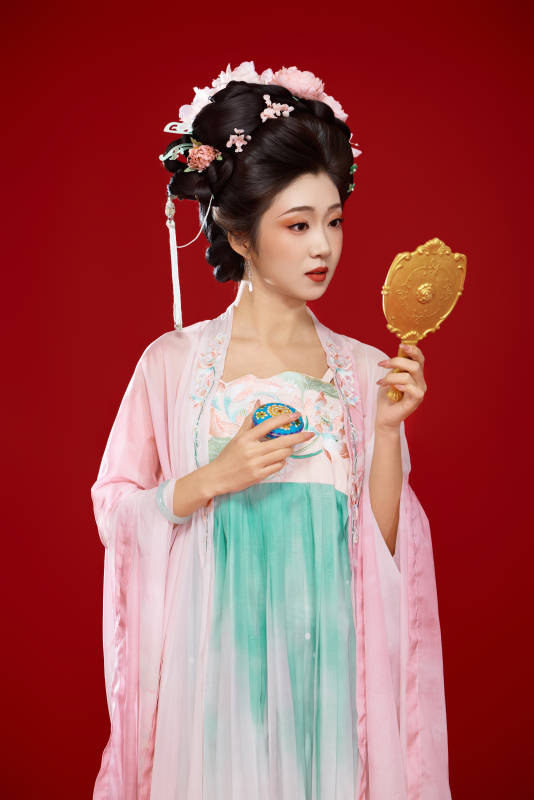红色背景下穿着中国古代唐朝服饰的美女