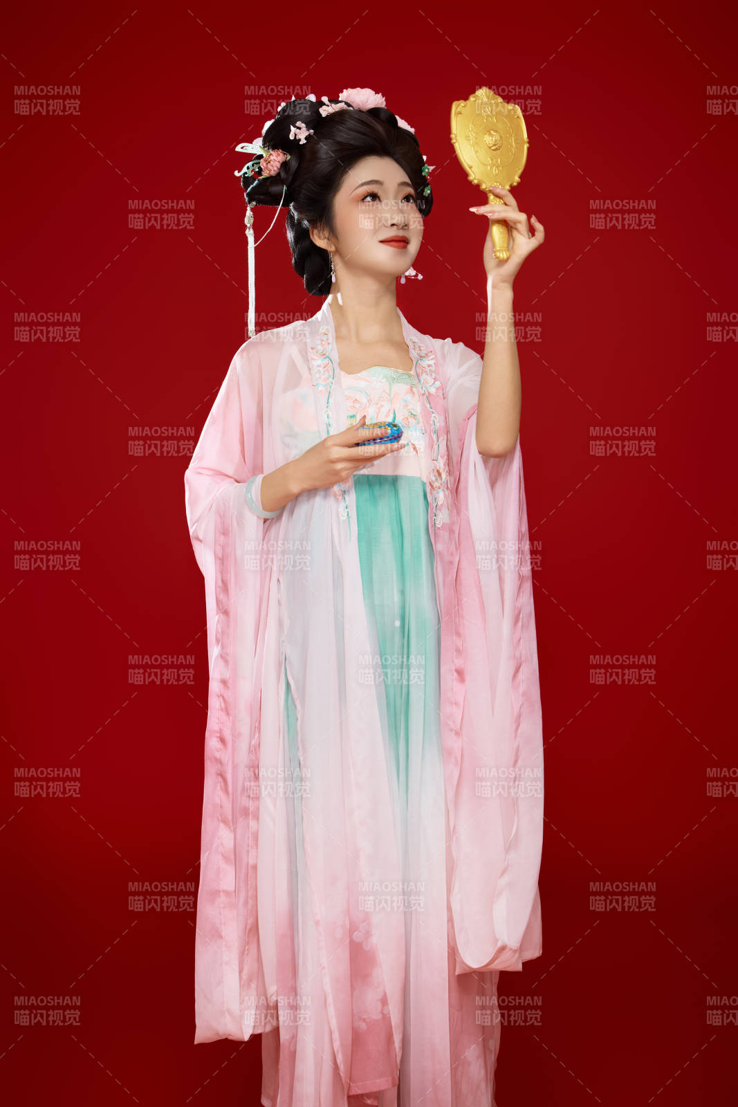 红色背景下穿着中国古代唐朝服饰的美女