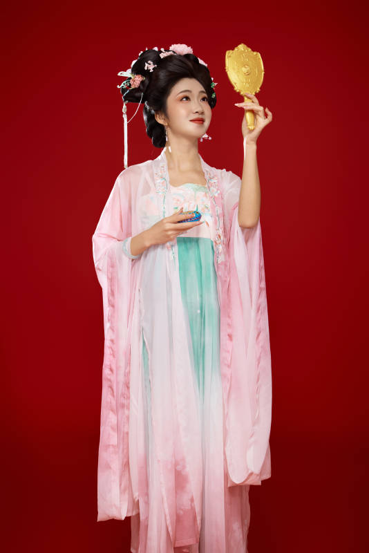 红色背景下穿着中国古代唐朝服饰的美女