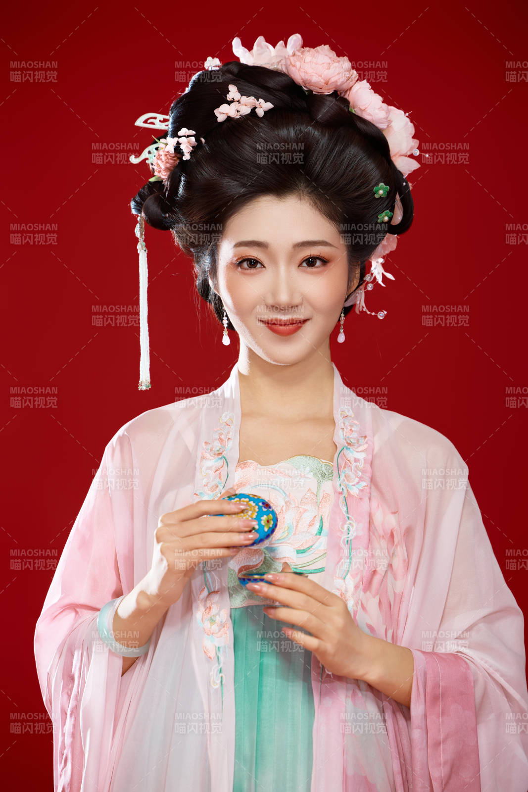 紅色背景下穿著中國(guó)古代唐朝服飾的美女