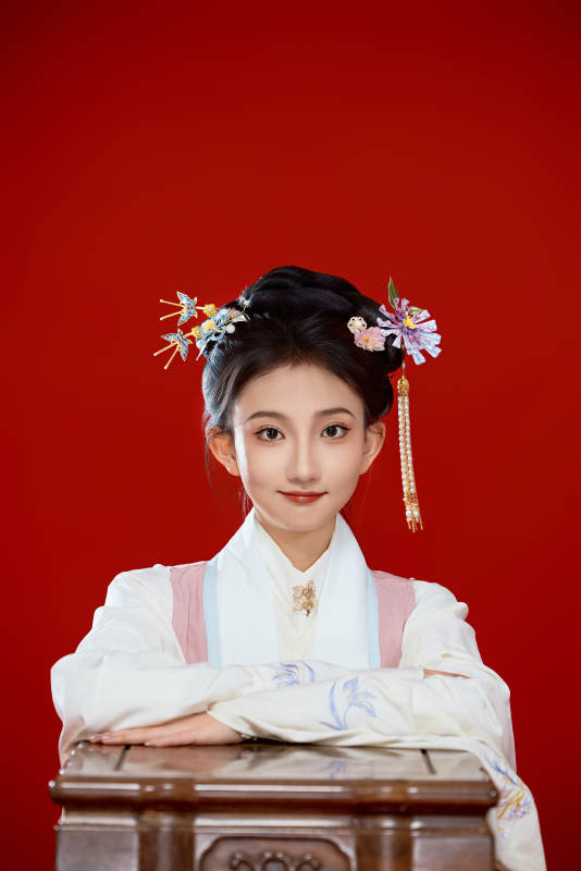 红色背景下穿着中国明朝明制汉服服饰的少女
