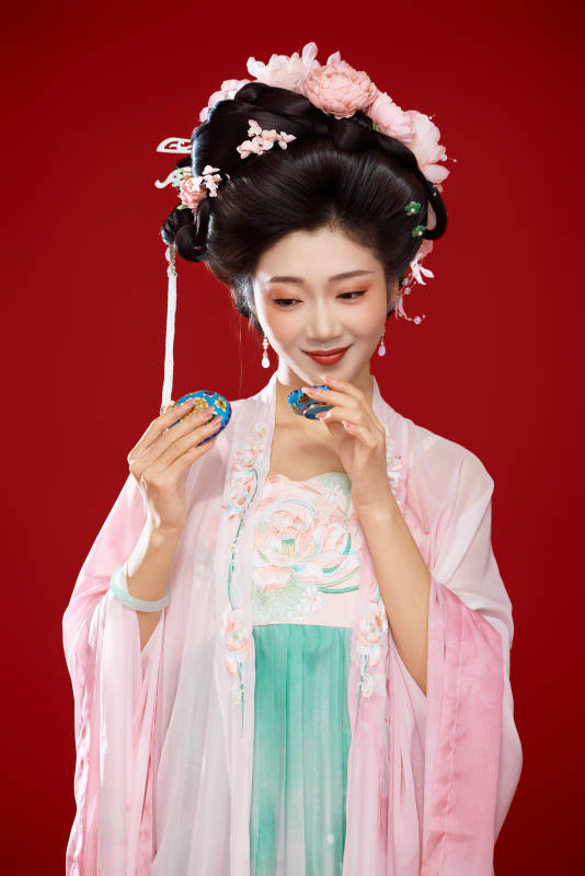 红色背景下穿着中国古代唐朝服饰的美女