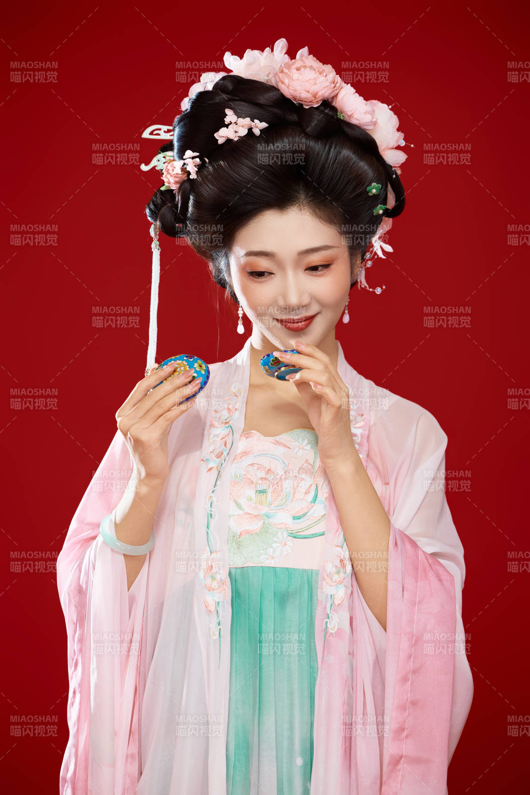 红色背景下穿着中国古代唐朝服饰的美女