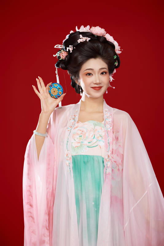 红色背景下穿着中国古代唐朝服饰的美女