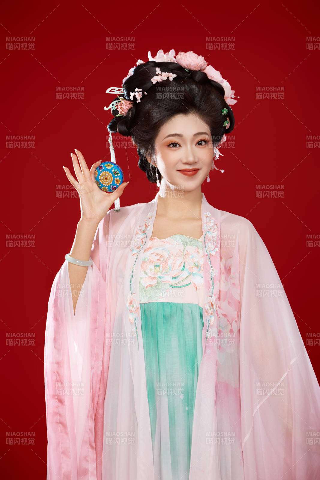 红色背景下穿着中国古代唐朝服饰的美女