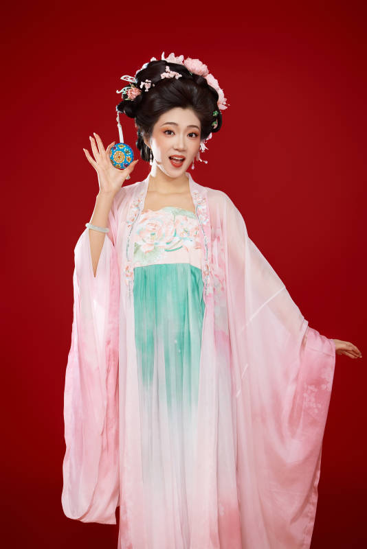 红色背景下穿着中国古代唐朝服饰的美女