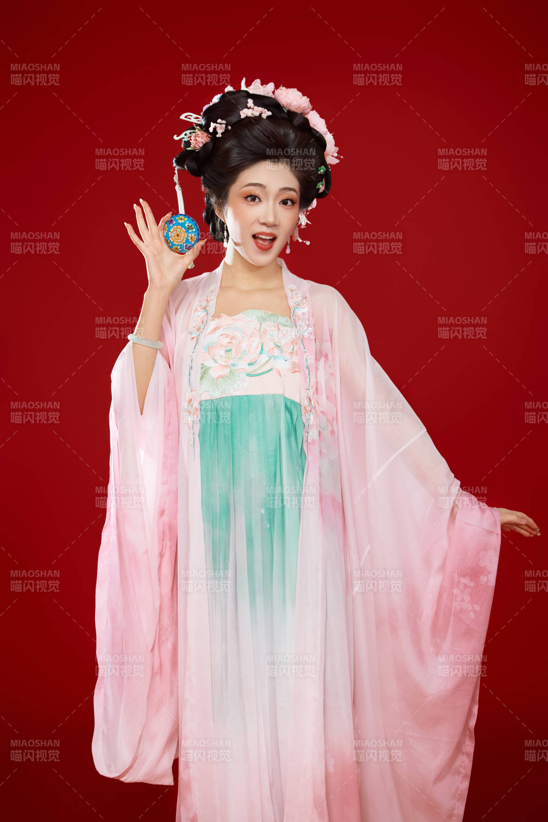 红色背景下穿着中国古代唐朝服饰的美女