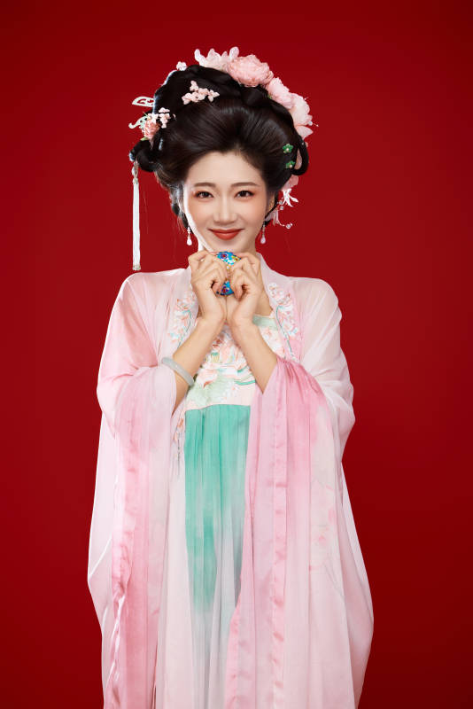 红色背景下穿着中国古代唐朝服饰的美女