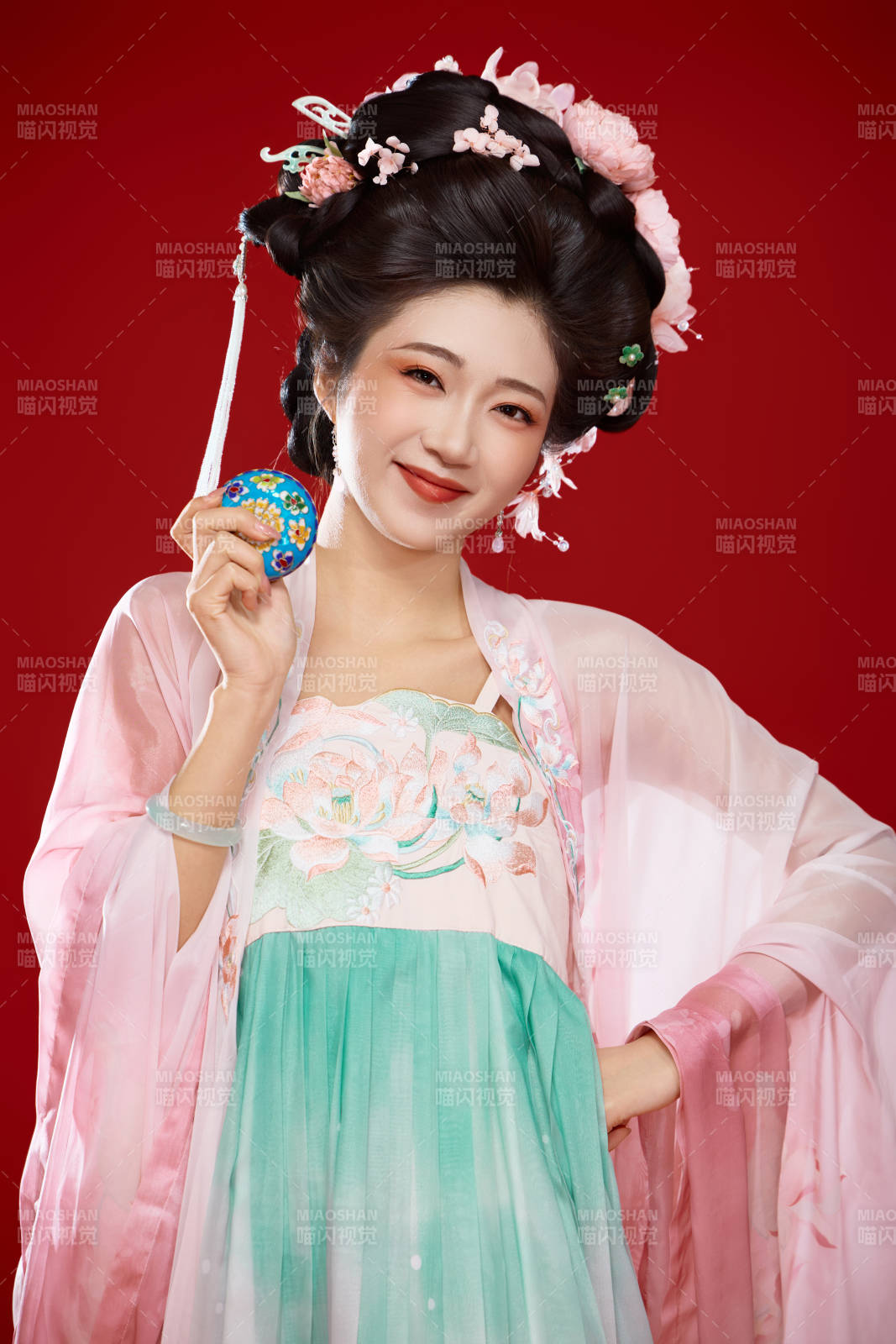 红色背景下穿着中国古代唐朝服饰的美女