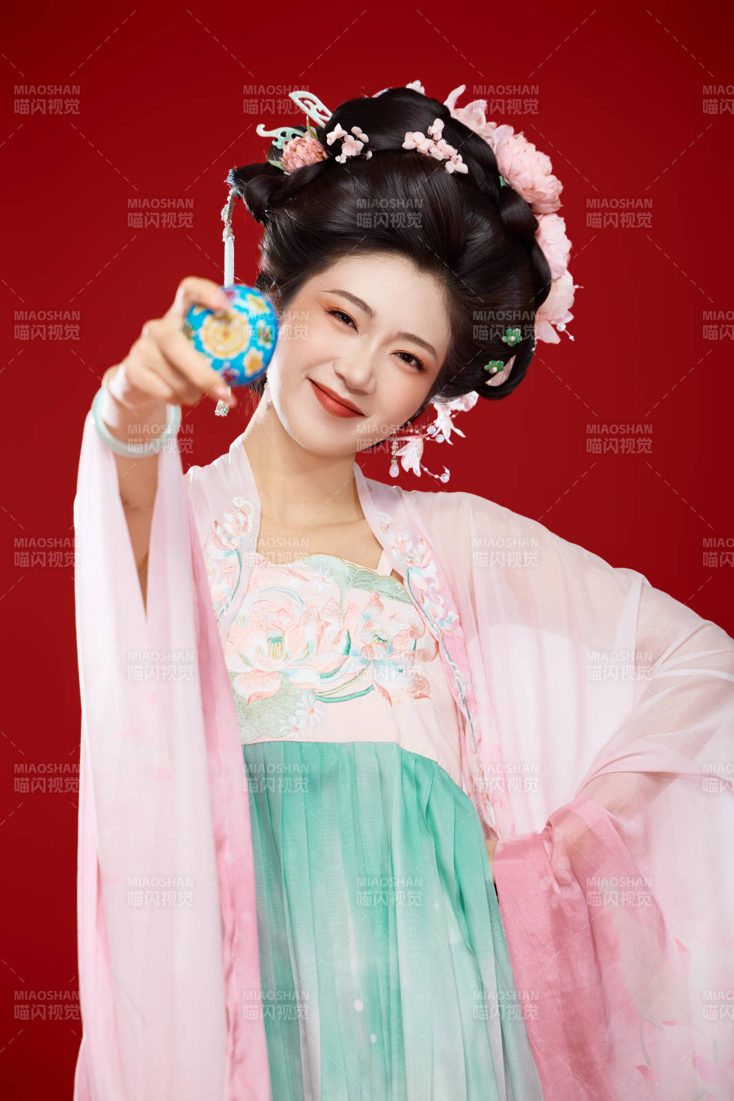 紅色背景下穿著中國古代唐朝服飾的美女