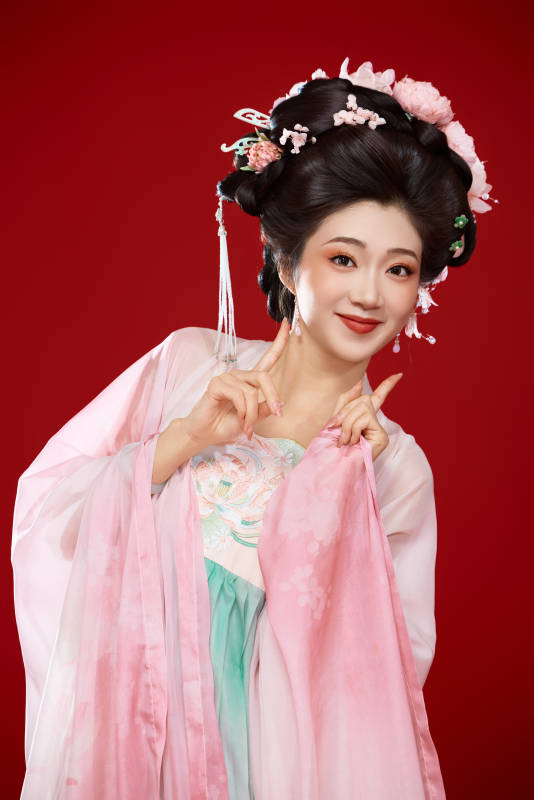红色背景下穿着中国古代唐朝服饰的美女
