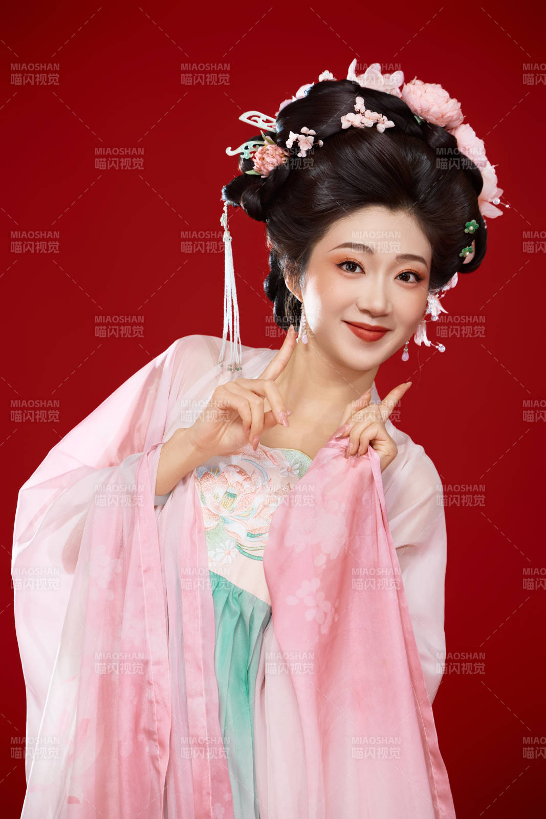 红色背景下穿着中国古代唐朝服饰的美女