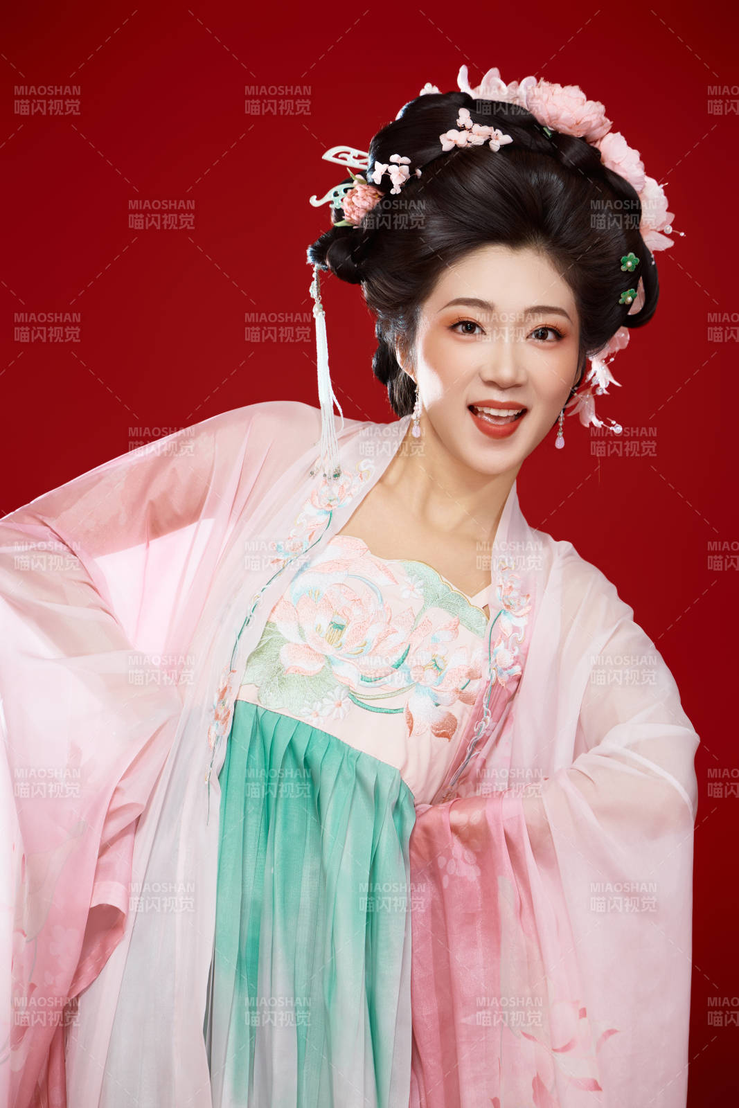 紅色背景下穿著中國古代唐朝服飾的美女