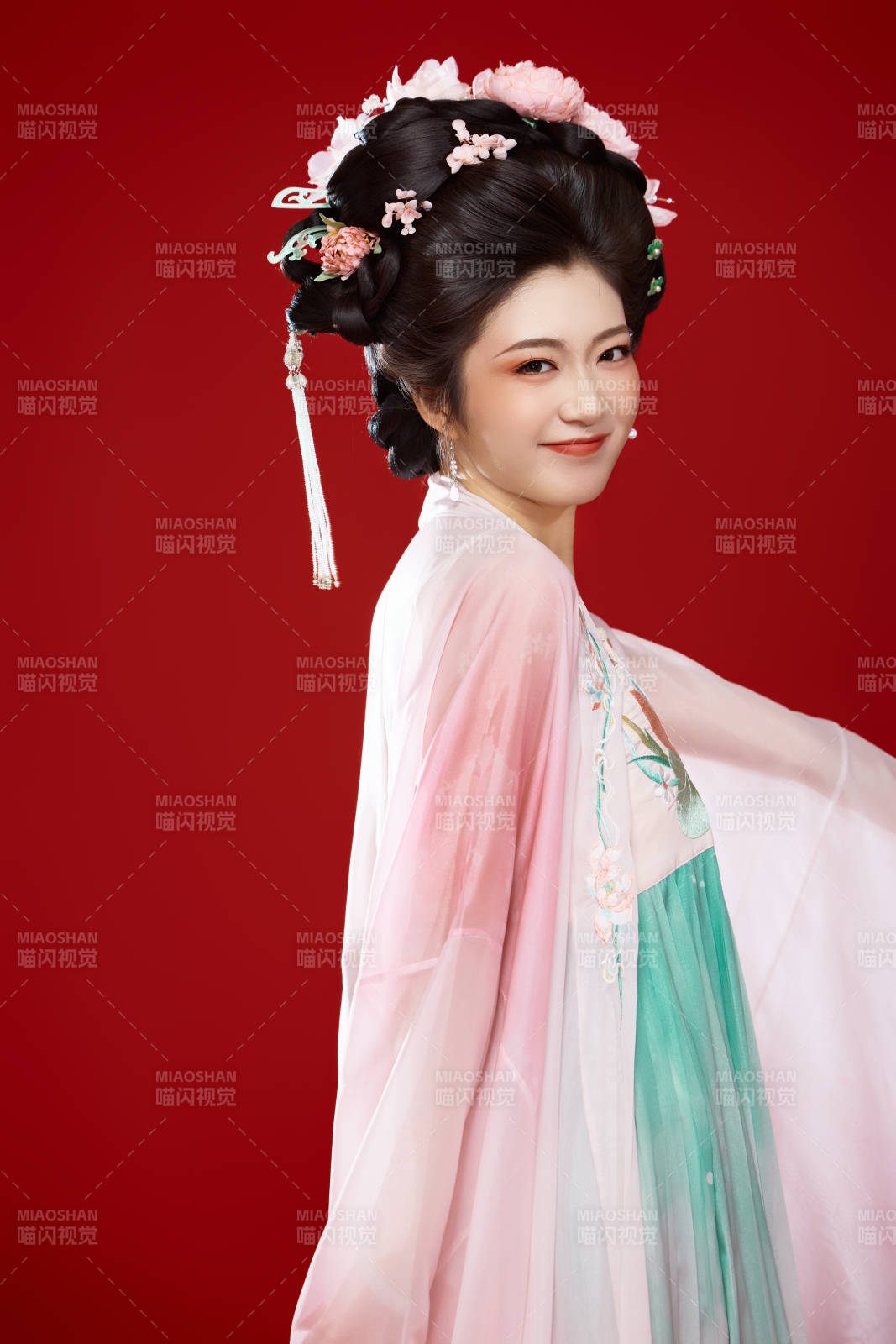 紅色背景下穿著中國古代唐朝服飾的美女