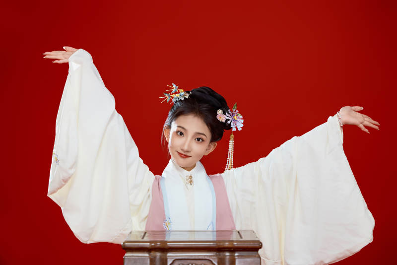 红色背景下穿着中国明朝明制汉服服饰的少女