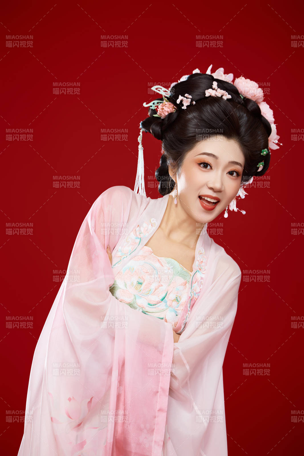 红色背景下穿着中国古代唐朝服饰的美女