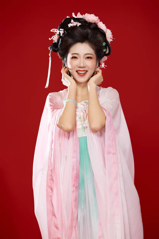 红色背景下穿着中国古代唐朝服饰的美女
