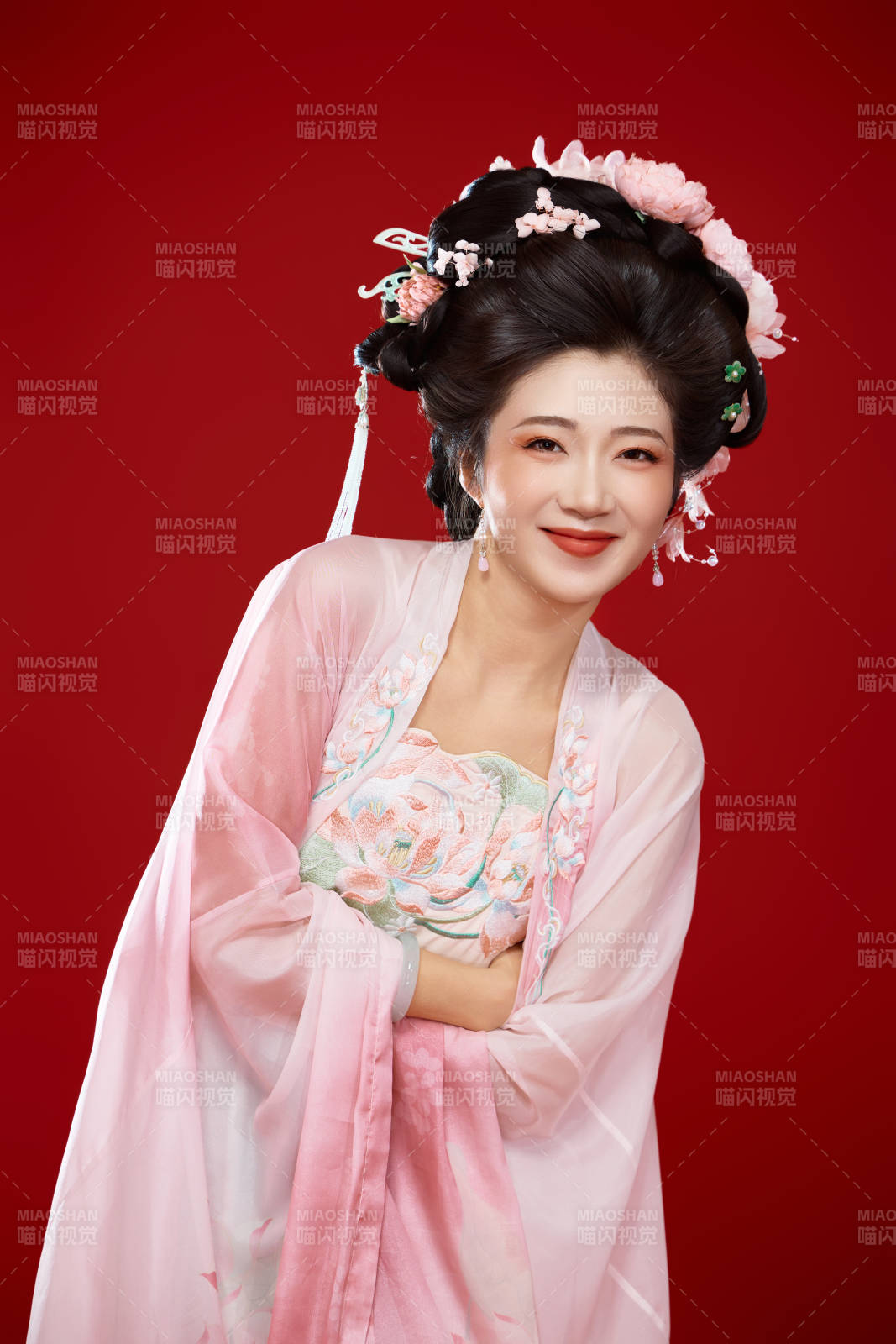 紅色背景下穿著中國古代唐朝服飾的美女