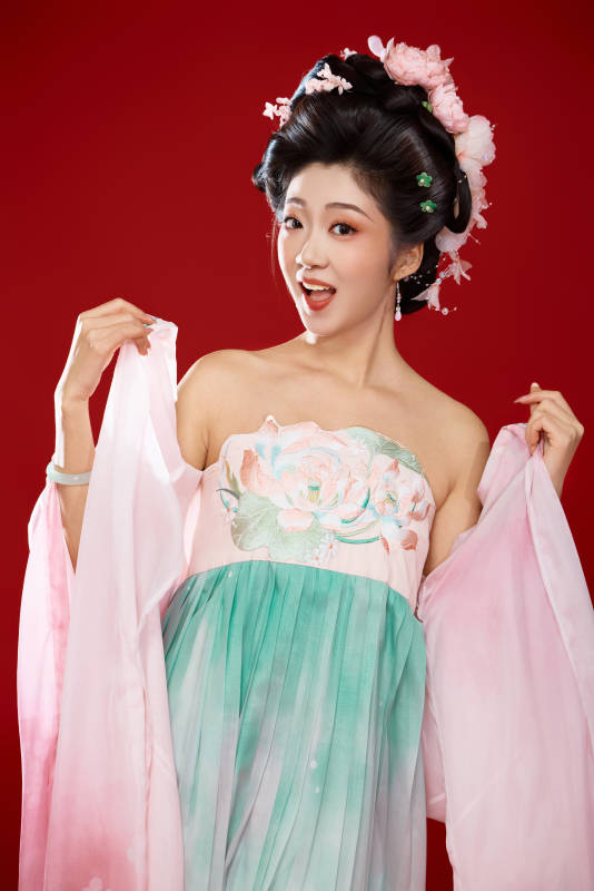 红色背景下穿着中国古代唐朝服饰的美女