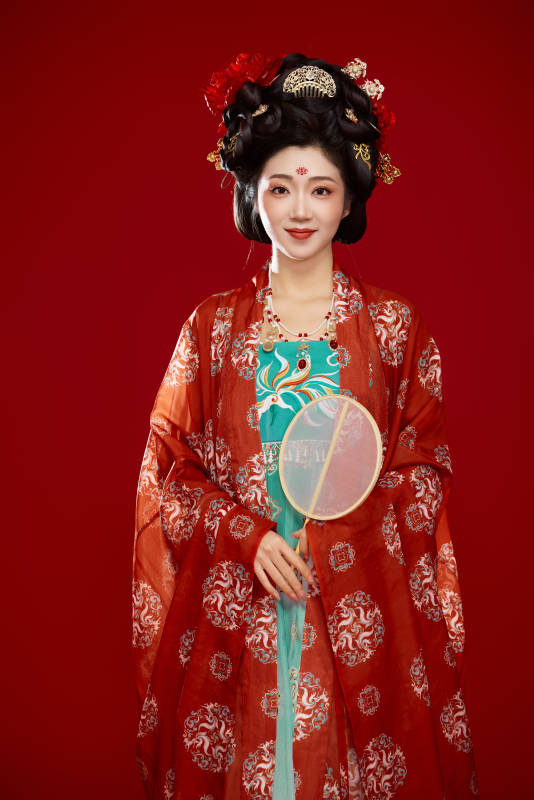 红色背景下大唐风韵女性古装妆容造型