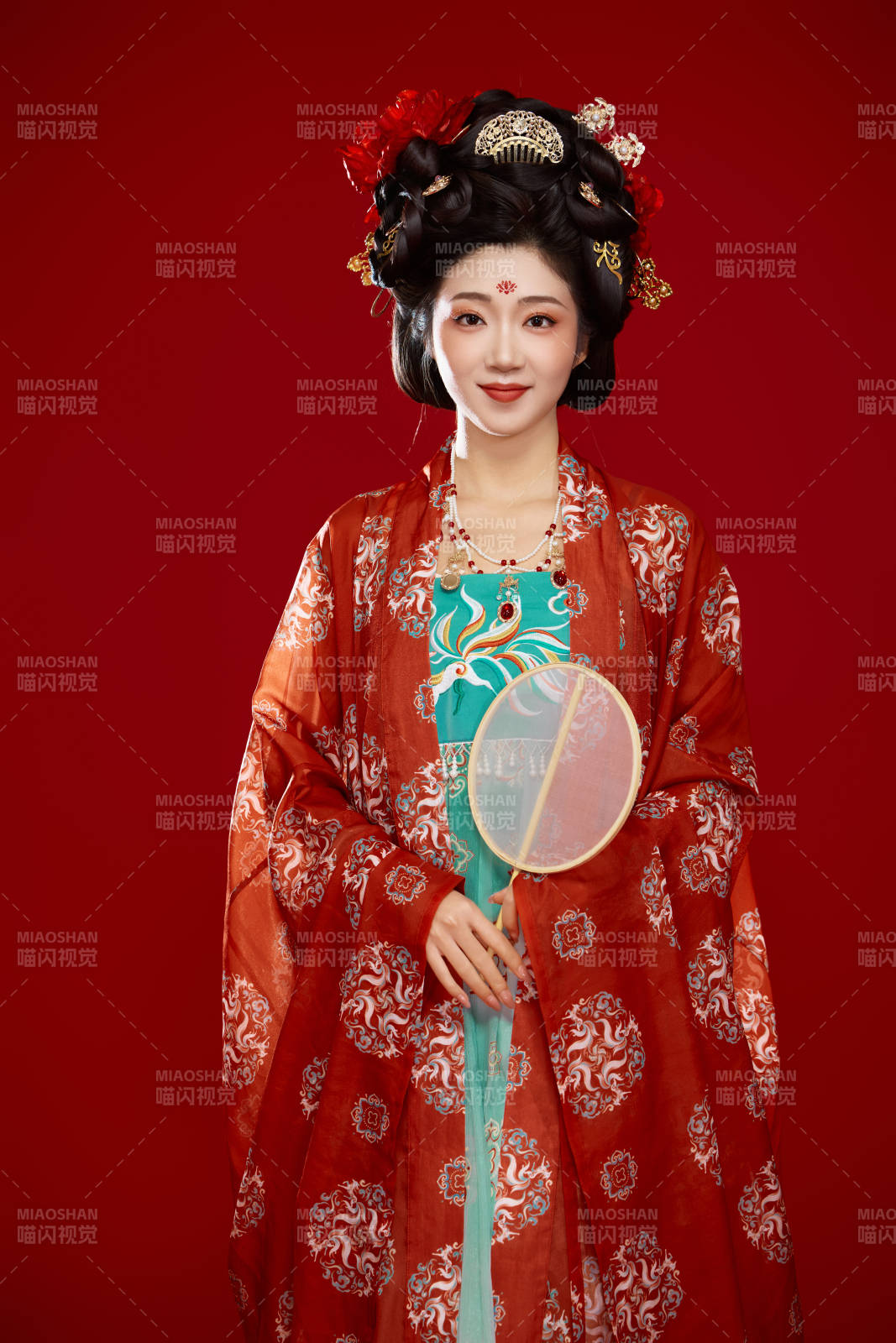 紅色背景下大唐風韻女性古裝妝容造型