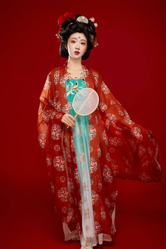 红色背景下大唐风韵女性古装妆容造型