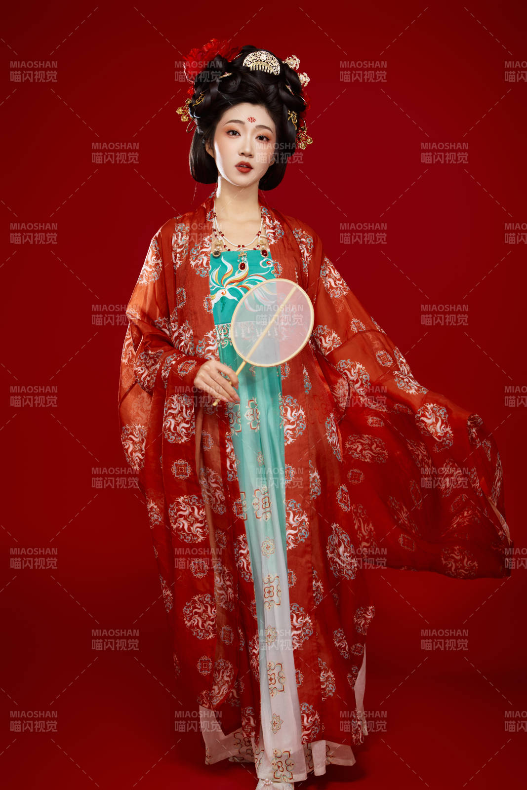 红色背景下大唐风韵女性古装妆容造型