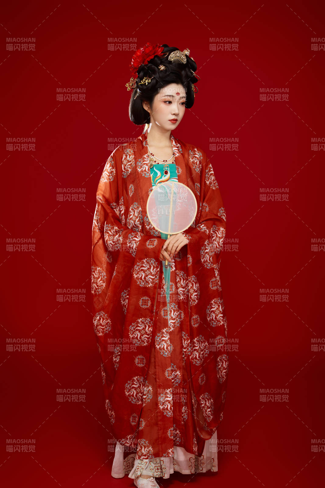 紅色背景下大唐風(fēng)韻女性古裝妝容造型