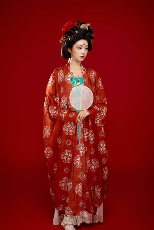 红色背景下大唐风韵女性古装妆容造型