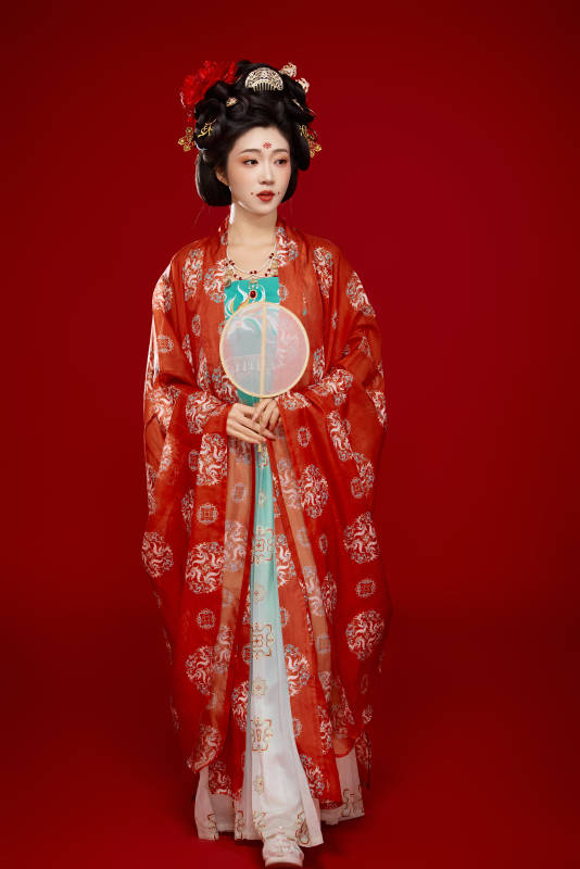 红色背景下大唐风韵女性古装妆容造型